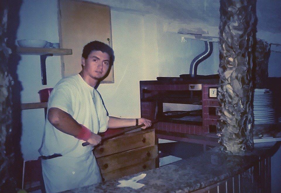 Ciro jeune, avec sa pelle à pizza — photographie d’archives